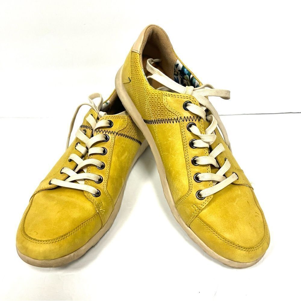 Cobb Hill mustard yellow leather sneaker    Size 10